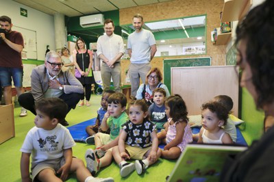 El paer en cap ha compartit una estona de joc amb els més menuts de l'escola bressol.