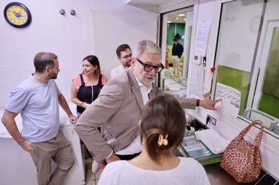 El paer en cap ha visitat també la cuina i ha felicitat l'empresa que gestiona el servei de menjador.