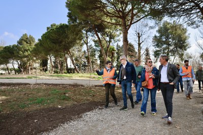 L'alcalde, Fèlix Larrosa, i la tinenta d'alcalde i regidora d'Agenda Urbana i Espai Agrari, Begoña Iglesias, durant la visita guiada.