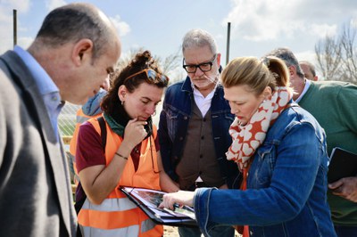 L'alcalde, Fèlix Larrosa, i la tinenta d'alcalde i regidora d'Agenda Urbana i Espai Agrari, Begoña Iglesias, visualitzen imatges antigues de Les Bass….