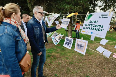 L'alcalde, Fèlix Larrosa, i la tinenta d'alcalde i regidora d'Agenda Urbana i Espai Agrari, Begoña Iglesias, a l'espai col·laboratiu "Els records del….