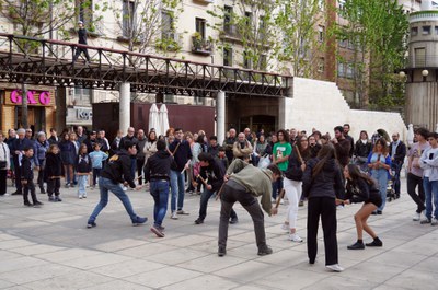 Ball de Bastons, a la plaça de Sant Joan, aquesta tarda, amb la Colla Bastonera del Pla de l'Aigua..