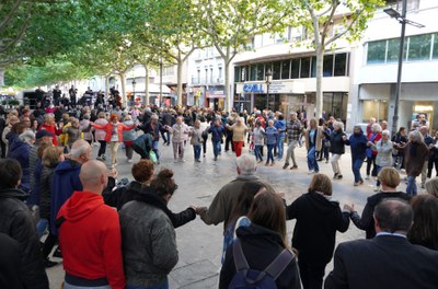 Ballada de sardanes, a la rambla de Ferran, amb La Cobla Tàrrega, per Sant Jordi..
