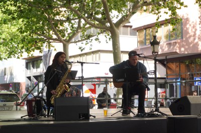 El concert d'Ares Gratal Duo a la rambal de Ferran, per Sant Jordi..