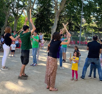 Aquesta tarda, a l’escenari de la Glorieta als Camps Elisis, taller de Bastons, a càrrec de la Colla Bastonera del Pla de l’Aigua..
