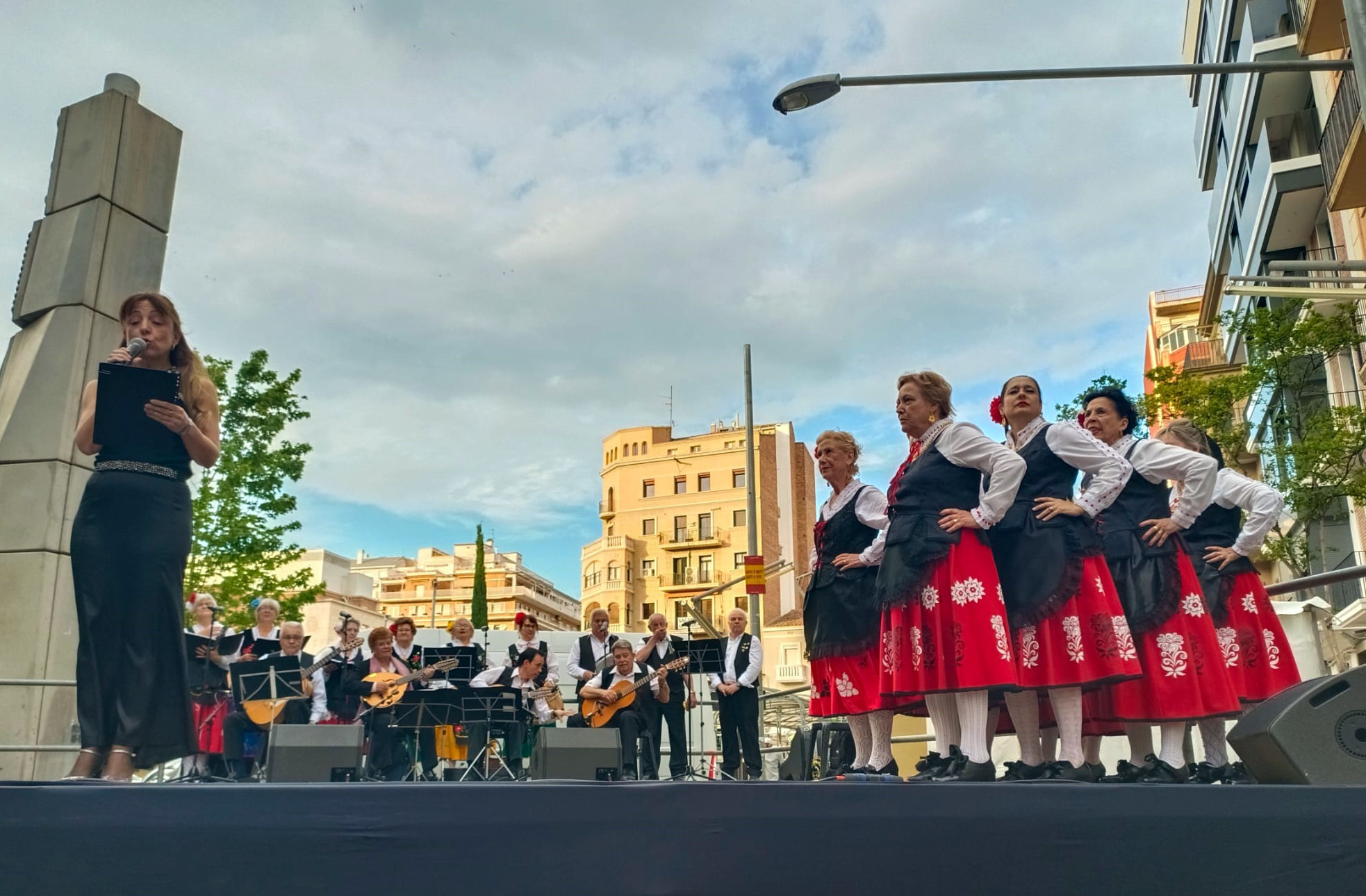 Actuacions foklòriques aquesta tarda a la plaça de Ricard Viñes amb la Rondalla del Centro Extremeño de Lleida i Toxos e Xestas & T-Folk.