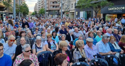 El públic ha gaudit d'actuacions folklòriques aquesta tarda a la plaça de Ricard Viñes en el marc de la Festa Major de Lleida..