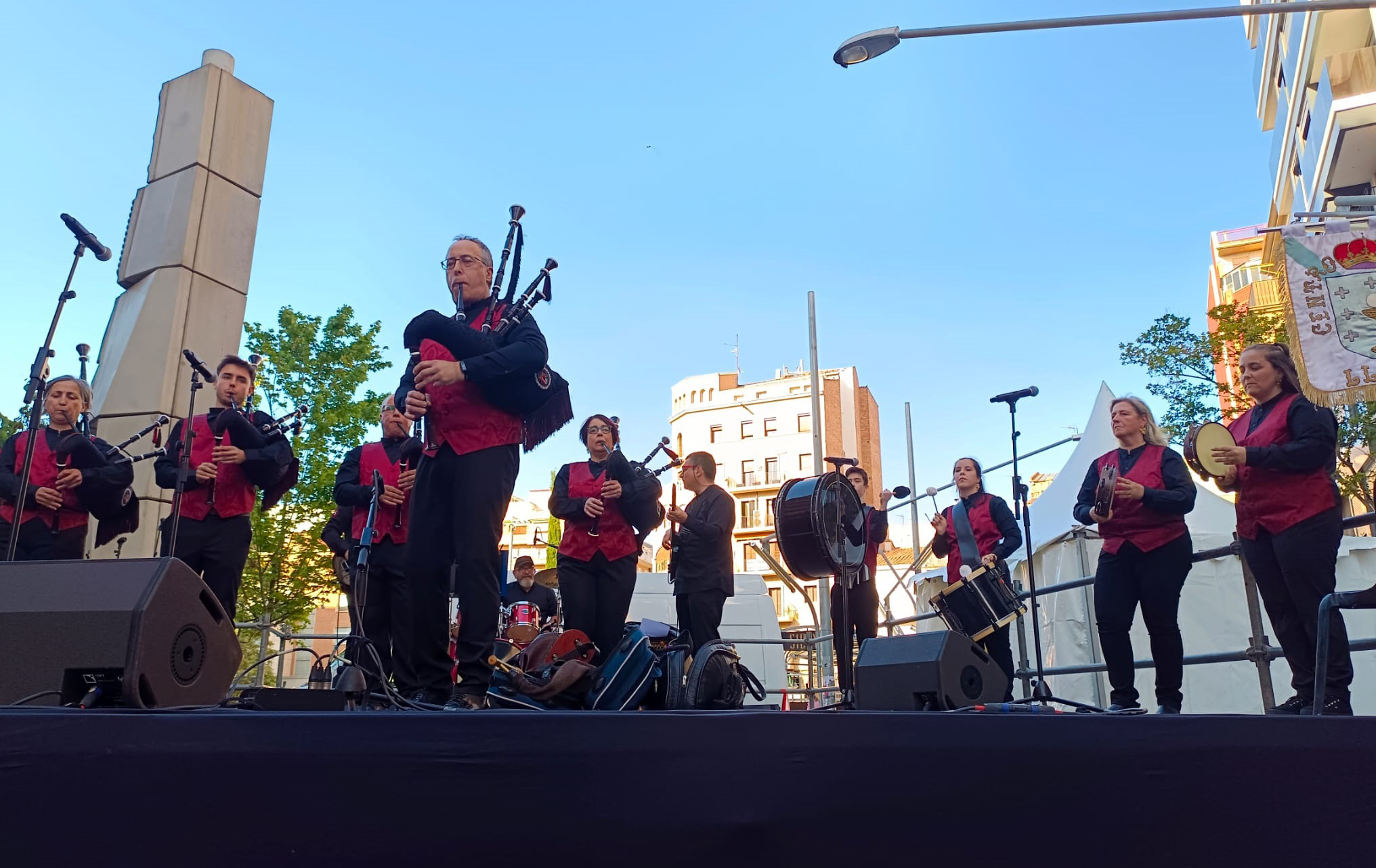 Toxos e Xestas & T-Folk, aquesta tarda, a la plaça de Ricard Viñes.