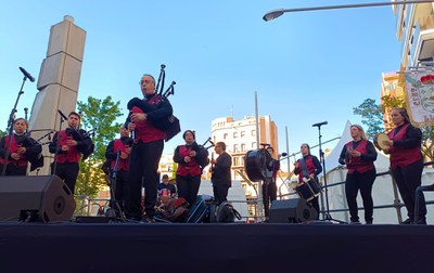 Toxos e Xestas & T-Folk, aquesta tarda, a la plaça de Ricard Viñes..