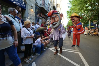 Milers de lleidatans i lleidatans s'han aplegat a la rambla de Ferran per participar en la Batalla de Flors..