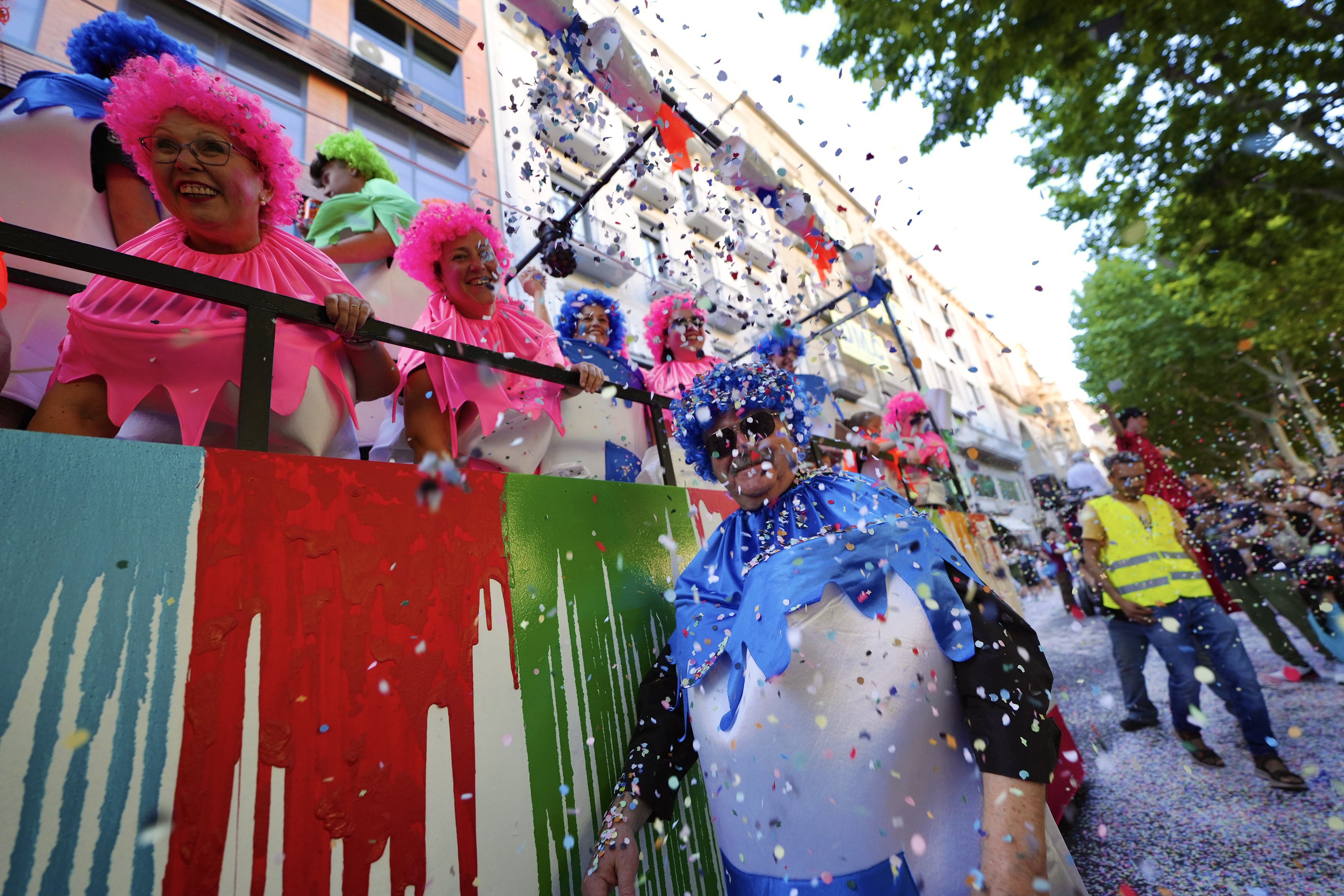 Les carrosses i grups d’animació han desfilat a la Batalla de Flors per la rambla de Ferran, encapçalats pels Gegants de Lleida, els capgrossos i el Marraco.