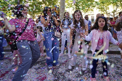 Confeti i serpentines han omplert de color la rambla de Ferran a la Batalla de Flors..