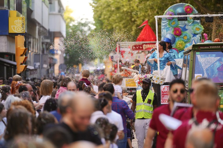 La rambla de Ferran s'ha omplert de confeti en la Batalla més festiva.