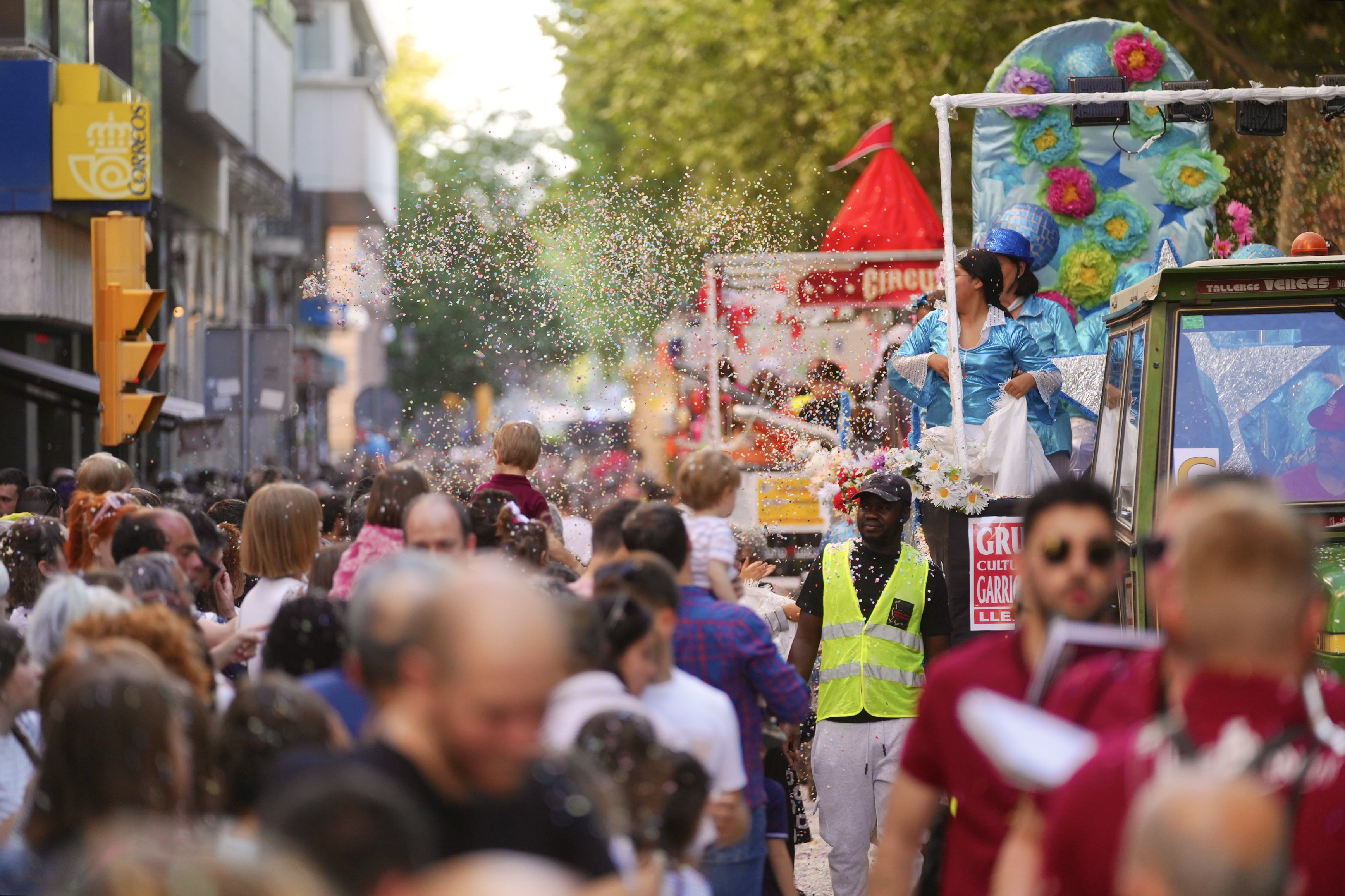 La rambla de Ferran s'ha omplert de confeti en la Batalla més festiva.