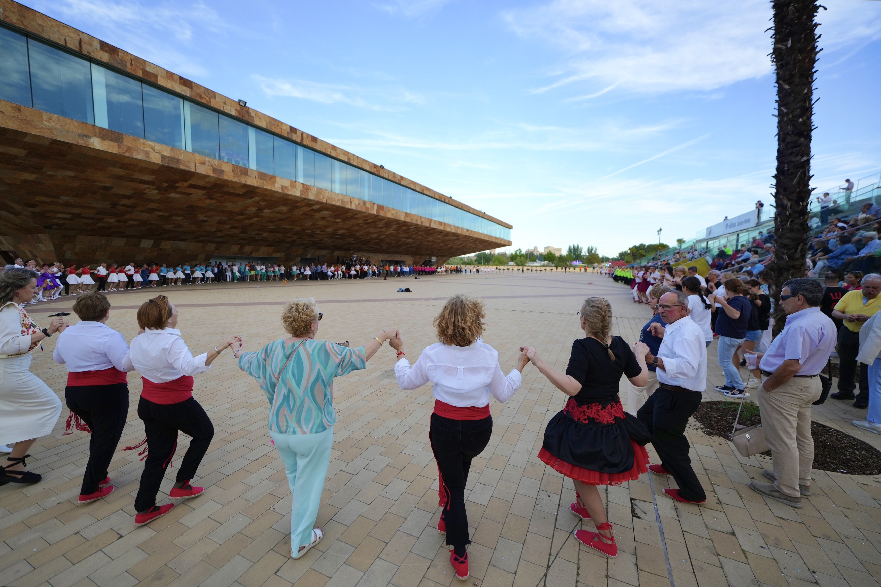 Dansa i cultures catalanes, aquesta tarda a la plaça de la Llotja, en el Concurs de colles sardanistes de Lleida.