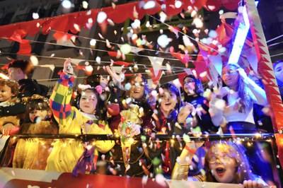 Les criatures es lliuren a la festa del Carnaval a cadascuna de les carrosses i comparses.