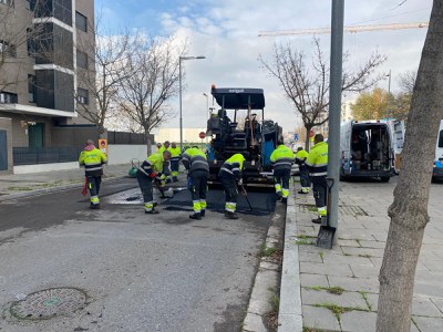 Operaris treballant en l'esquena d'ase al carrer de l'Enginyer Santi Companys.