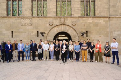 Nombrosos representants polítics han assistit a l'acte de rebuig a les violències masclistes.