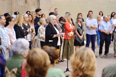 La tinenta d'alcalde, Carme Valls, ha encapçalat l'acte i ha rebutjat “qualsevol forma de violència i dels fonaments de desigualtat que la sostenen”.