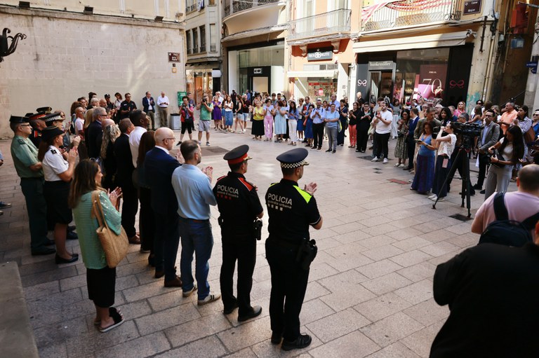 Desenes de ciutadans i ciutadanes s'han concentrat a la plaça de la Paeria per mostrar la seva solidaritat amb la família
