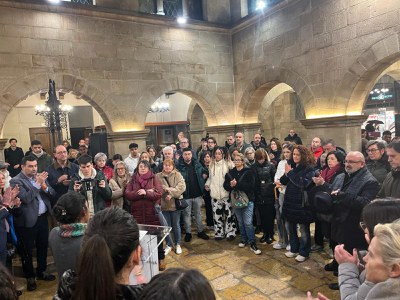 Unes 150 persones han participat en la concentració de rebuig al feminicidi i lectura del manifest.
