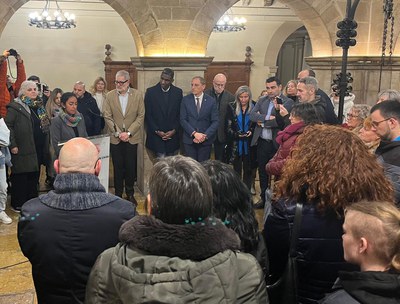 Concentració al Pati de la Paeria per condemnar el feminicidi d’una veïna de Lleida.