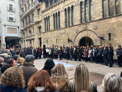 Al migdia s'ha fet un minut de silenci a la Plaça Paeria per condemnar el feminicidi.