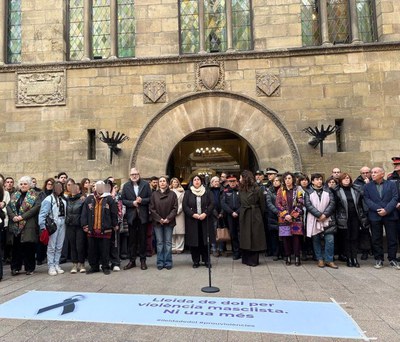 El paer en cap, Fèlix Larrosa, amb la consellera d’Igualtat i Feminisme, Eva Menor, i diversos regidors i regidores de la Corporació Municipal, repre….