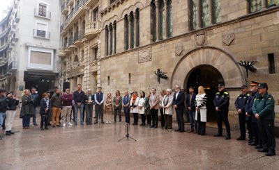 El paer en cap, Fèlix Larrosa, i els membres de la Corporació Municipal, en el minut de silenci convocat per les victímes i persones afectades pel te….