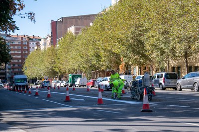 Tasques de pintura de la senyalització horitzontal a la rambla d'Aragó.