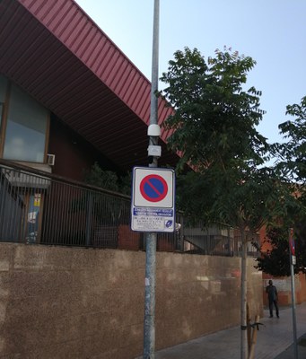 Sensor i senyal que regula la ZBE a la ciutat.