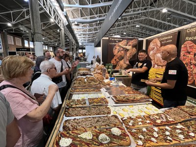 Els visitants han pogut comprar productes alimentaris de Lleida, com la coca de recapte.