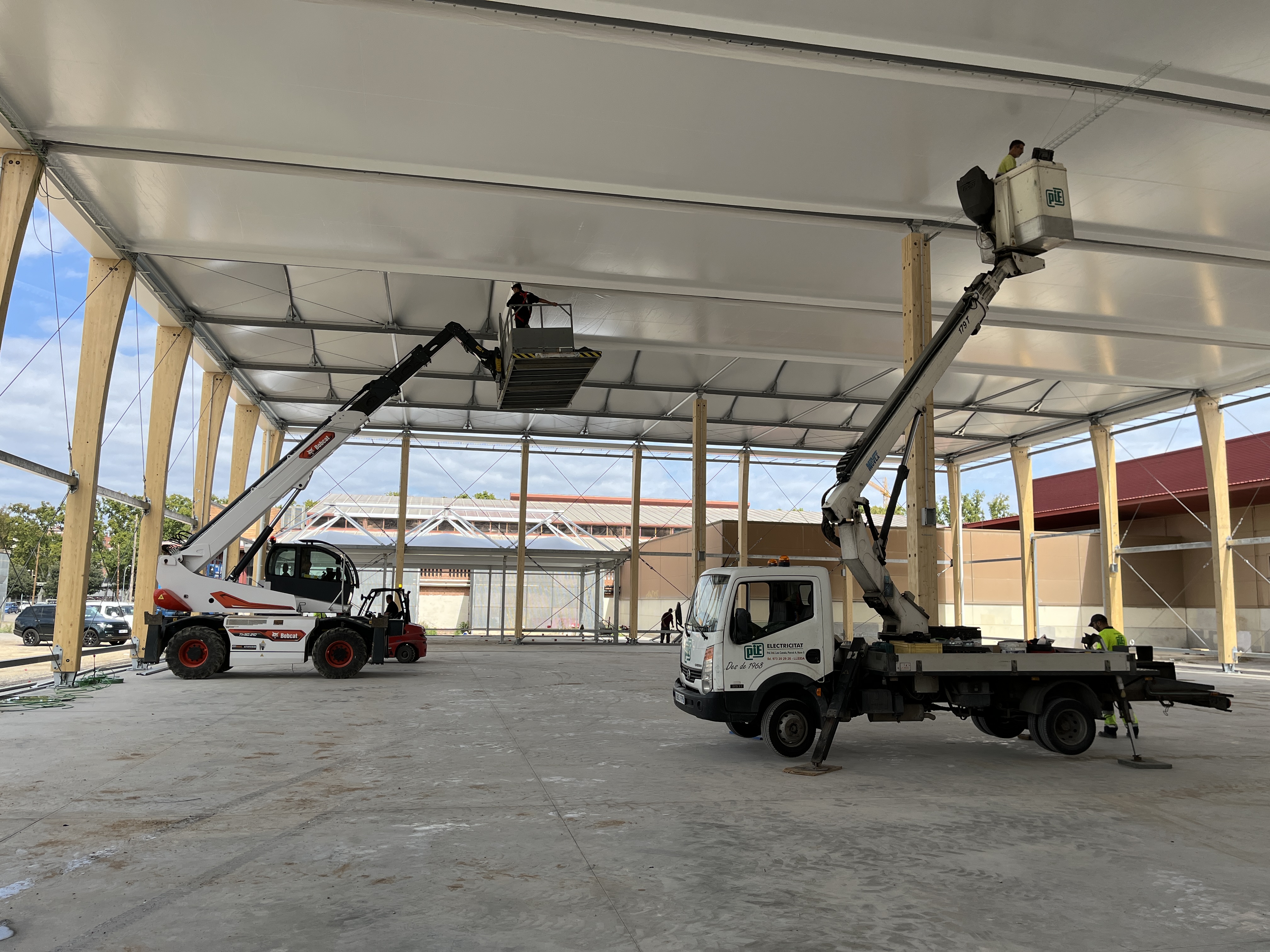 Operaris treballant a la teulada del nou pavelló