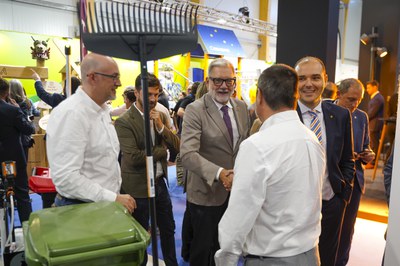 L'alcalde i el conseller han saludat alguns dels expositors presents al nou pavelló firal.