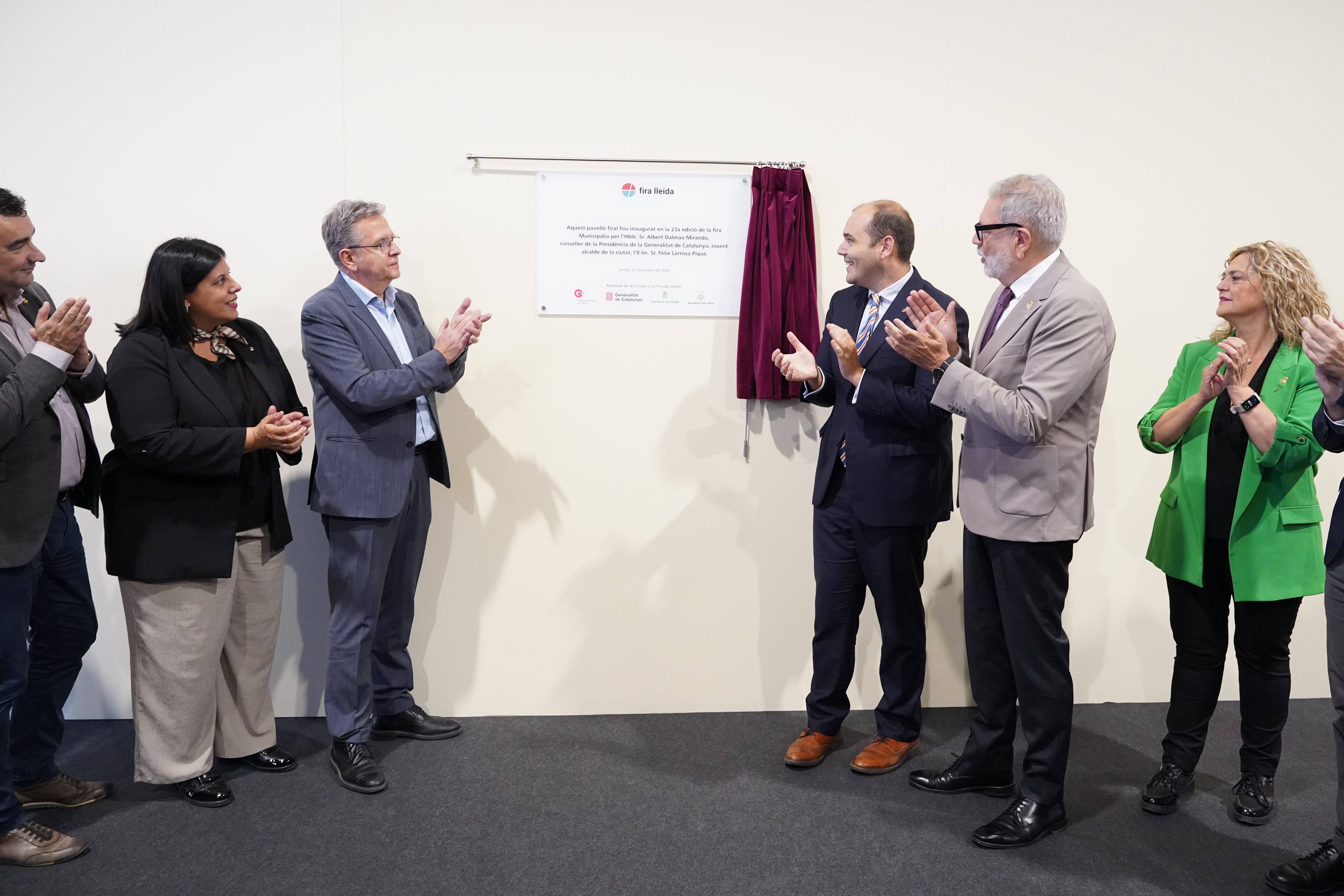 Descoberta de la placa inaugural del nou pavelló, a càrrec del conseller Dalmau