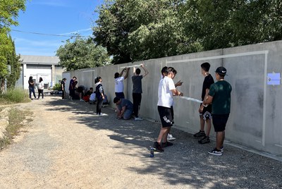 El mural pintat aquest dissabte simbolitza el procés d’un animal des que arriba al centre d’acollida fins que reprèn la vida al costat d’una família..