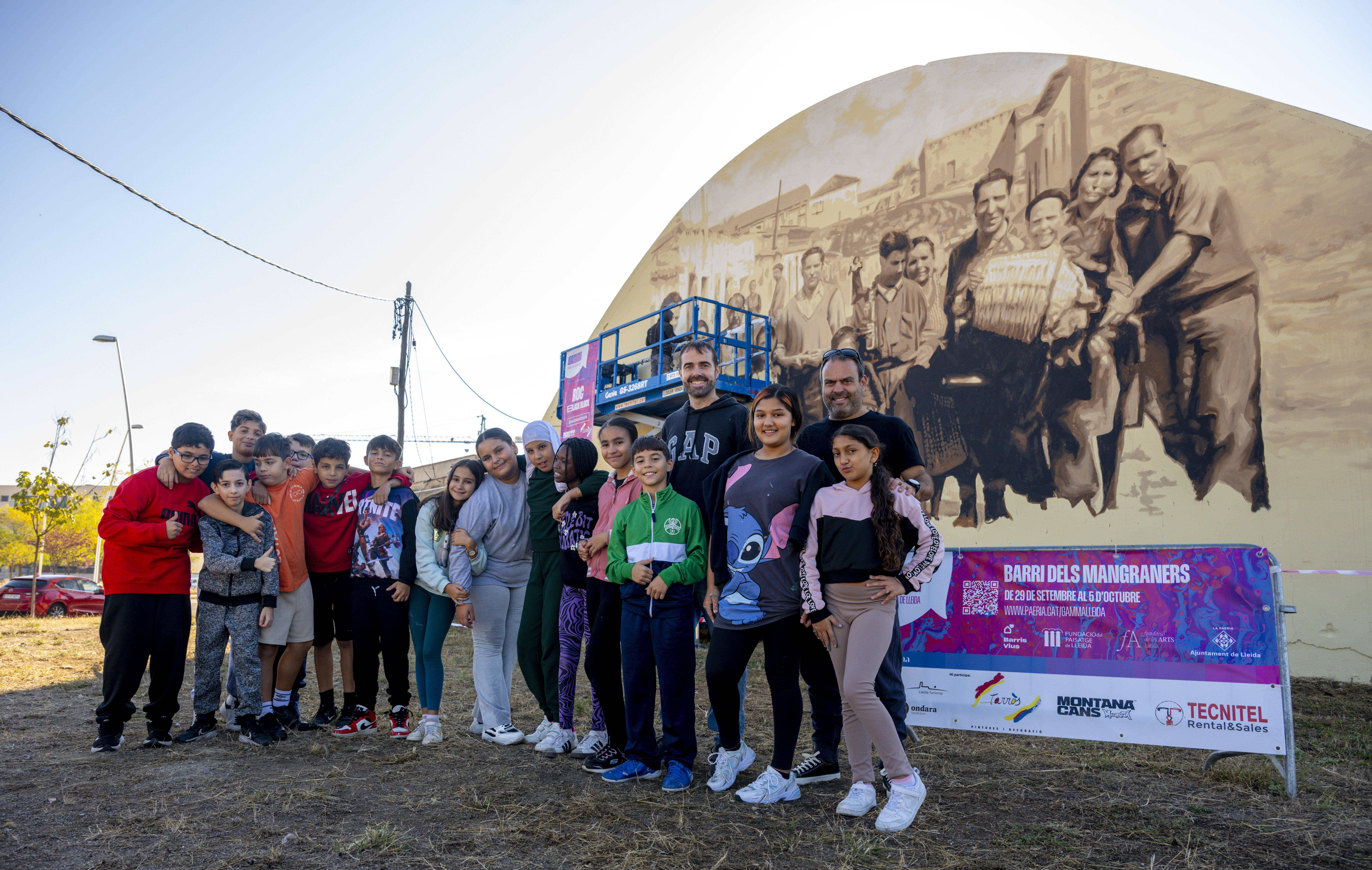 L'alumnat de l'Institut Escola dels Mangraners ha visitat els murals que es pinten al barri amb motiu del GAMMA