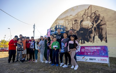 L'alumnat de l'Institut Escola dels Mangraners ha visitat els murals que es pinten al barri amb motiu del GAMMA.
