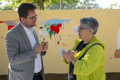 El regidor Robert Pino ha visitat el taller d'art mural participatiu.