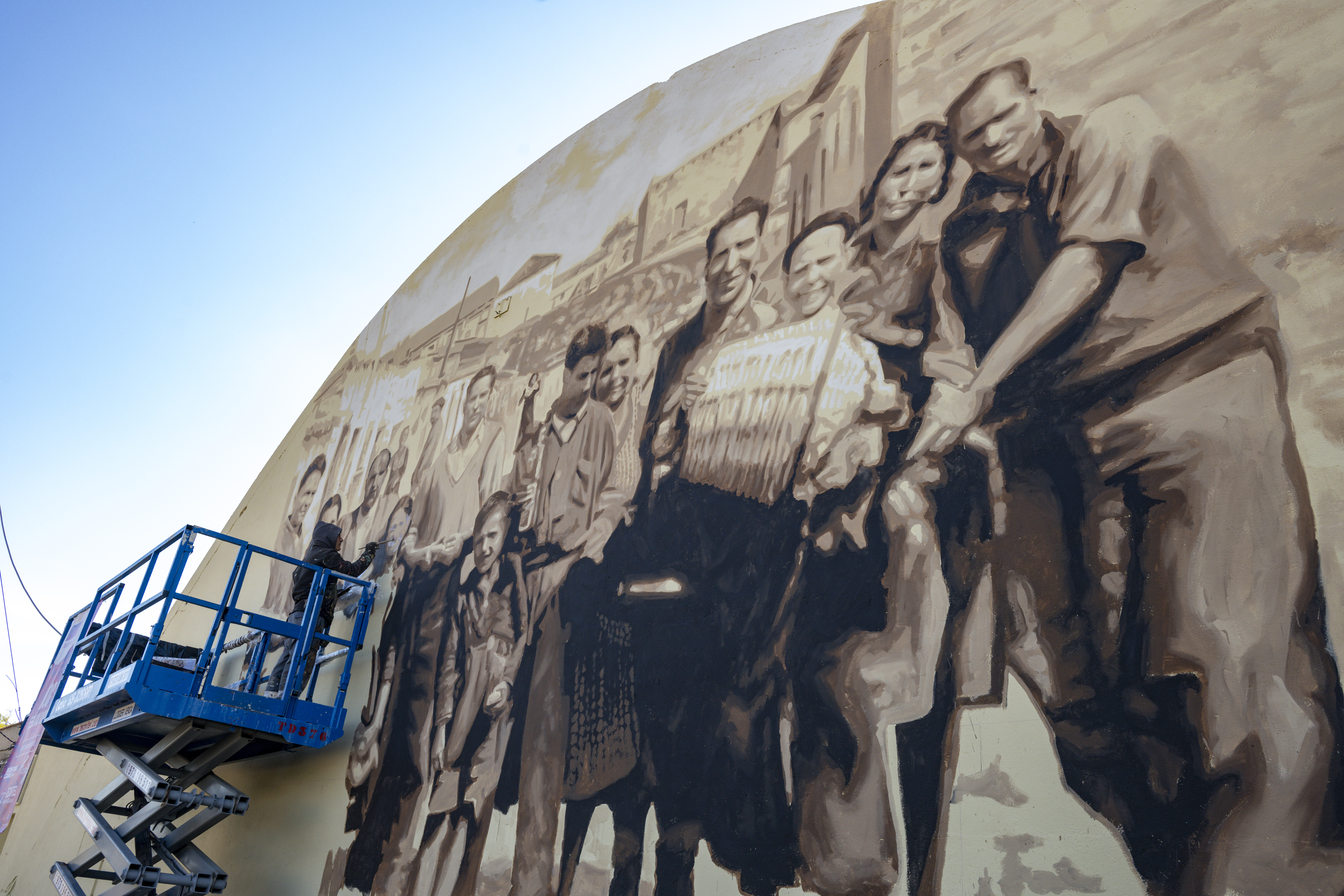Roc Blackblock pintant un mural en el marc del GAMMA