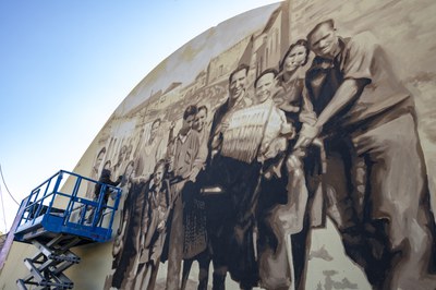 Roc Blackblock pintant un mural en el marc del GAMMA.