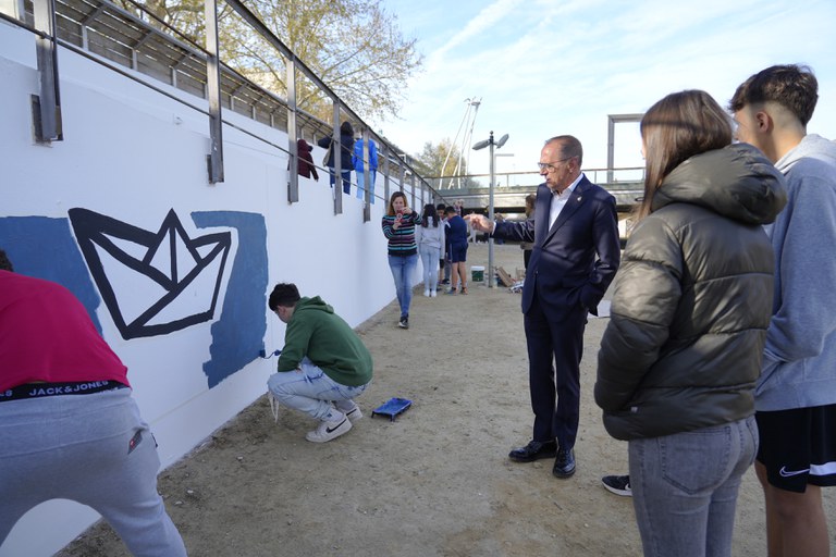 L'alcalde de Lleida, Miquel Pueyo, ha saludat aquest matí els participants en el mural