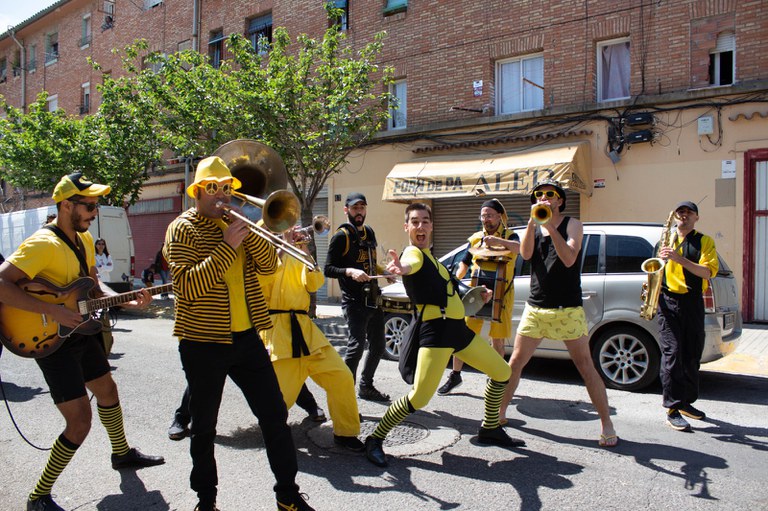 El concert itinerant “El carrer és nostre” a càrrec de la formació Always Drinking Marching Band