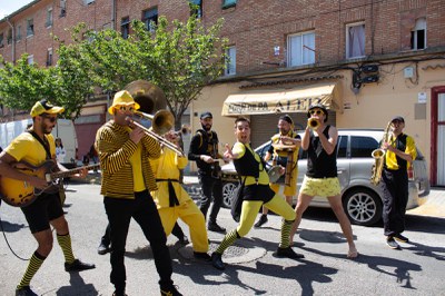 El concert itinerant “El carrer és nostre” a càrrec de la formació Always Drinking Marching Band