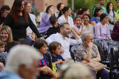 El regidor de Joventut, Educació i Ocupació, Xavi Blanco, que també és regidor de la Mariola, ha assistit a l'espectacle “The Incredible Box”, de la ….