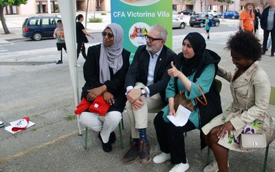 L’alcalde, Fèlix Larrosa, ha estat entrevistat per l’alumnat de l’Escola d’Adults Victorina Vila en el marc del Festival.