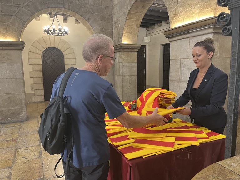 Demà, 10 de setembre, al matí, es tornaran a repartir senyeres al pati de la Paeria