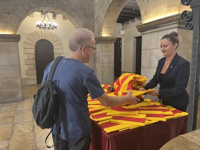 Demà, 10 de setembre, al matí, es tornaran a repartir senyeres al pati de la Paeria.