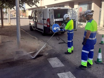 Tasques de neteja d'embornals.
