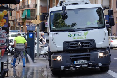 Neteja amb aigua pressió a la zona de la plaça del Clot.
